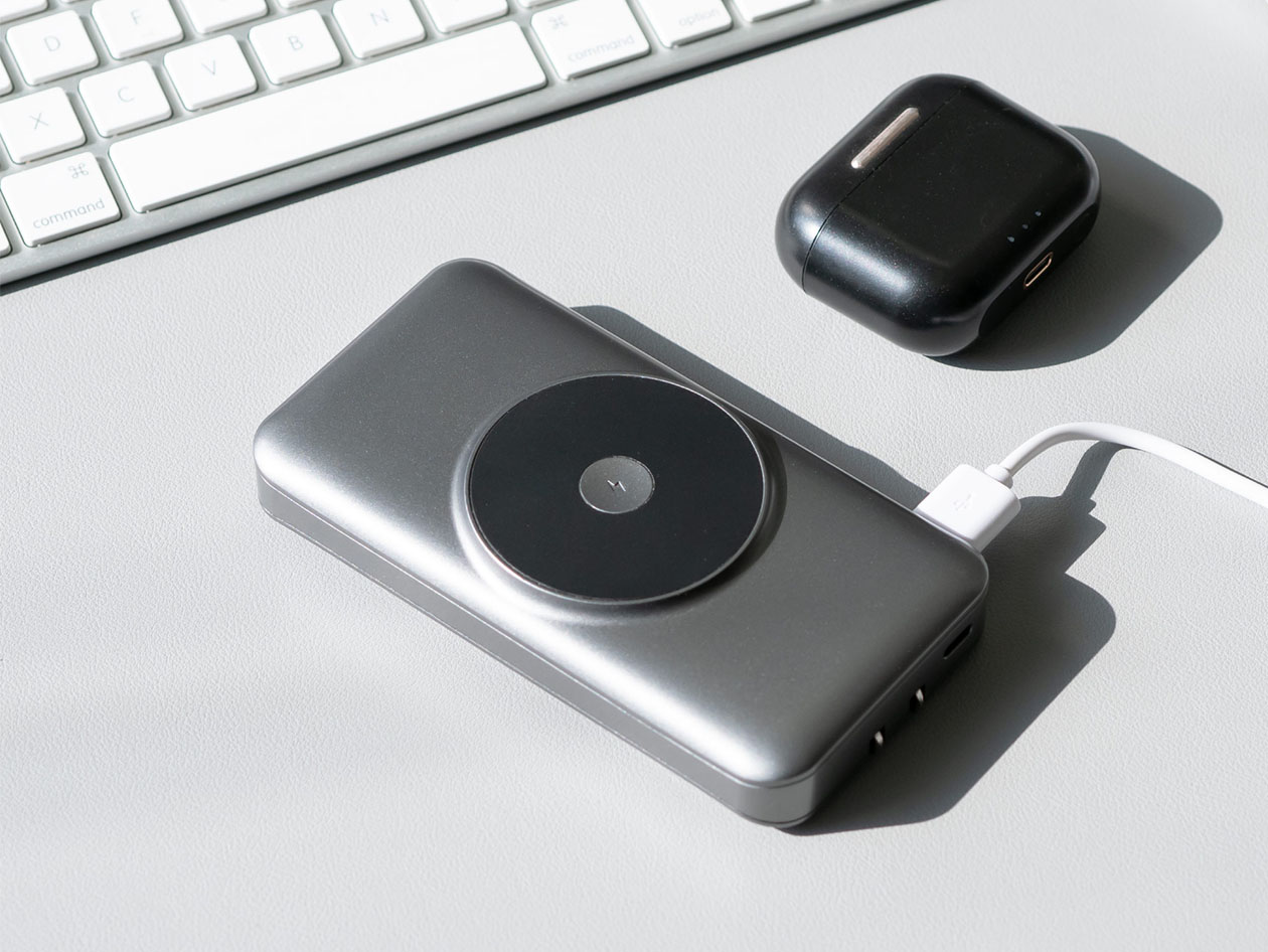 PhoneSuit JourneyMag Magnetic Wireless 10kmAh Battery Pack with Built-in AC Adapter