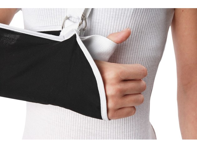 OSSUR Premium Contact Closure Arm Sling with Comfort Pad and Slide Buckle Adjustment, Small